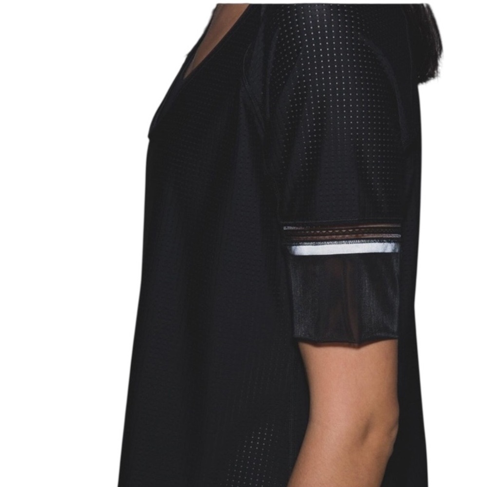 Lululemon Var-City 1/2 Sleeve Black Like New Fits like 8 Med sprig $68 - Picture 2 of 9